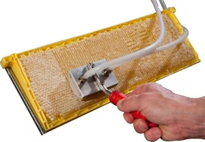 Avtäckningshyvel för ånga med handtag, används för snabb och ren avtäckning av honungskakor.