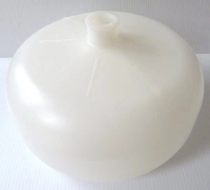 Vit plastballong med öppning upptill, rymmer 4 liter flytande foder till bin