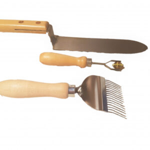 Avtäckningspaket från OGT med kniv, gaffel och kaksporre, alla med trähandtag.