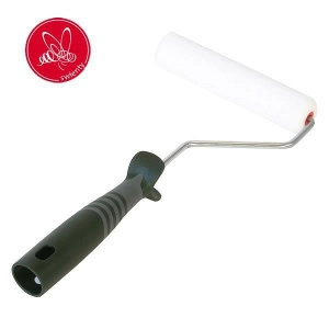 Roller med svart handtag och vit rulle för applicering av smält vax på plastramar.