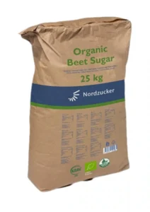 Papperssäck med texten "Organic Beet Sugar 25 kg" och KRAV/EU-ekomärkning