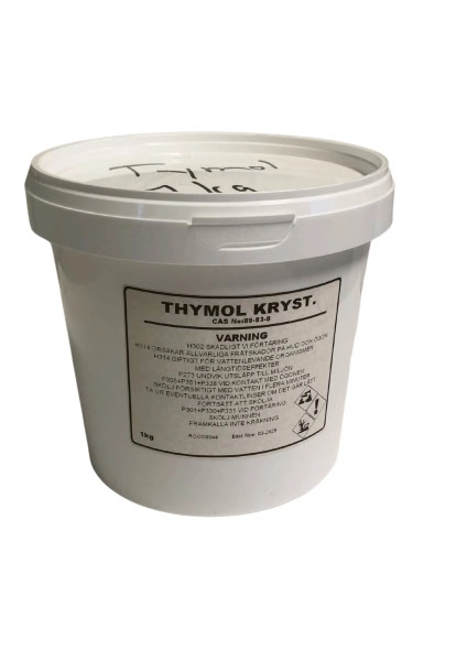 Vit plastburk märkt med ”Thymol Kryst.”, innehållande 1 kg kristallint tymol för varroabekämpning.