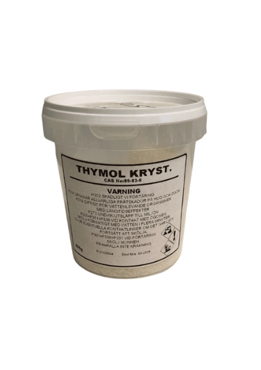 Vit plastburk märkt med ”Thymol Kryst.”, innehållande 250 g kristallint tymol för varroabekämpning.