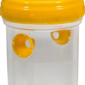 Två transparenta plastfällor med gula lock, för att fånga getingar med sockervatten.