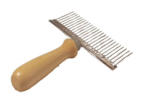 Honungskam i rostfritt stål med trähandtag, 140 mm bred, för perforering av ljunghonungsramar.