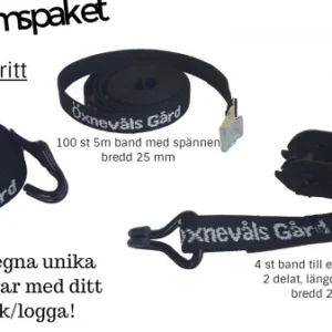 Spännremspaket med svarta remmar, metallspänne och vitt tryck ”Öxnevåls Gård”. Innehåller 100 st 5 m remmar och 4 st tvådelade släpband.