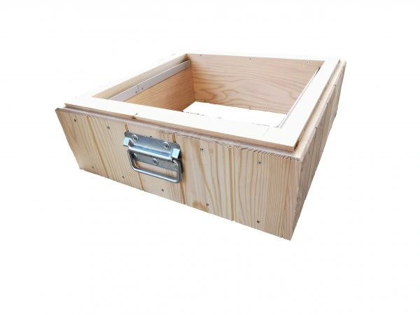 Träkupa-sarg i 1/2 LS-format från LP:s, tillverkad i massivt trä med måtten 49,5 × 49,5 × 15,5 cm.