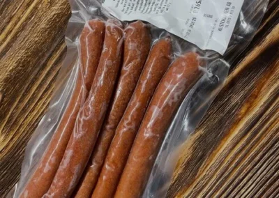 Paket med rökt korv från Lindas Honung, tillverkad av Kustcharken.