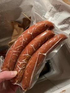 Vakuumförpackad Brassie vildsvinskorv med flera varmrökta korvar och tydlig innehållsetikett, säljs fryst.