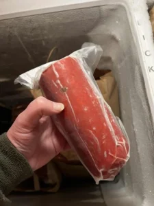 Vakuumförpackad falukorv av vildsvin i hel bit med tydlig innehållsetikett, säljs fryst.
