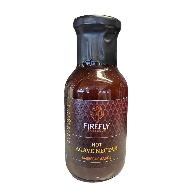 Flaska med Hot Agave Nectar Firefly – söt och het vegansk BBQ-sås.